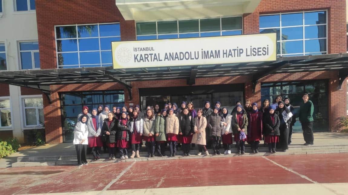 Kartal Anadolu İmam Hatip Lisesi'ni kazanan 2023 LGS Türkiye şampiyonu öğrencimiz Danya Abdo'yu 8. sınıf öğrencilerimizle buluşturduk